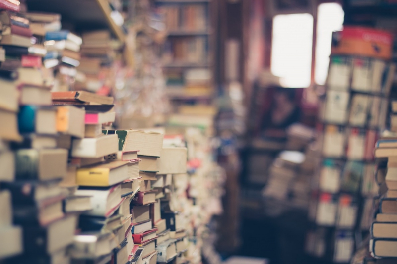 ecommerce-EZE-min_books_stack_book_store_stack_of_books_2nd_hand_retro_hipster_shop-829090