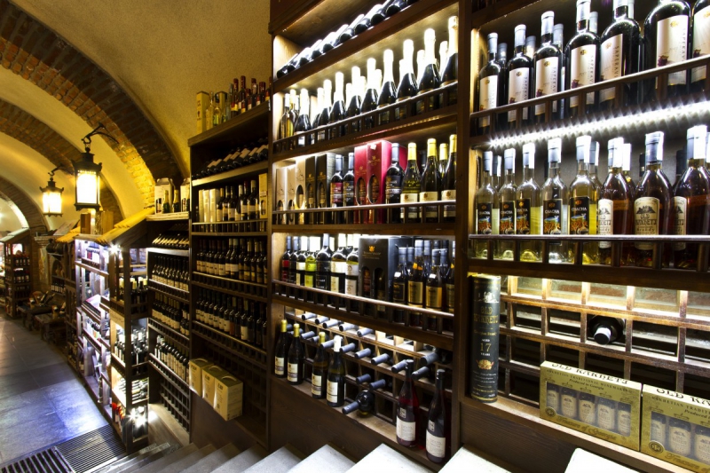 ecommerce-EZE-min_world_street_travel_shop_canon_georgia_wine_bottles-429767